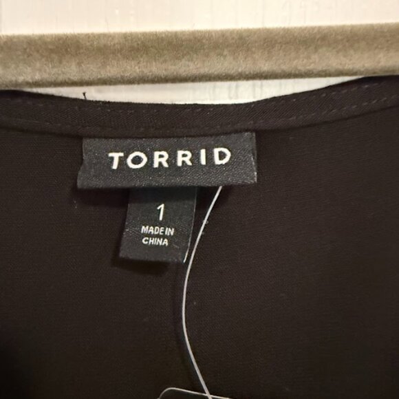 Torrid Black Sleeveless Tunic Top Size 1 Hook Front NWT - Picture 6 of 6